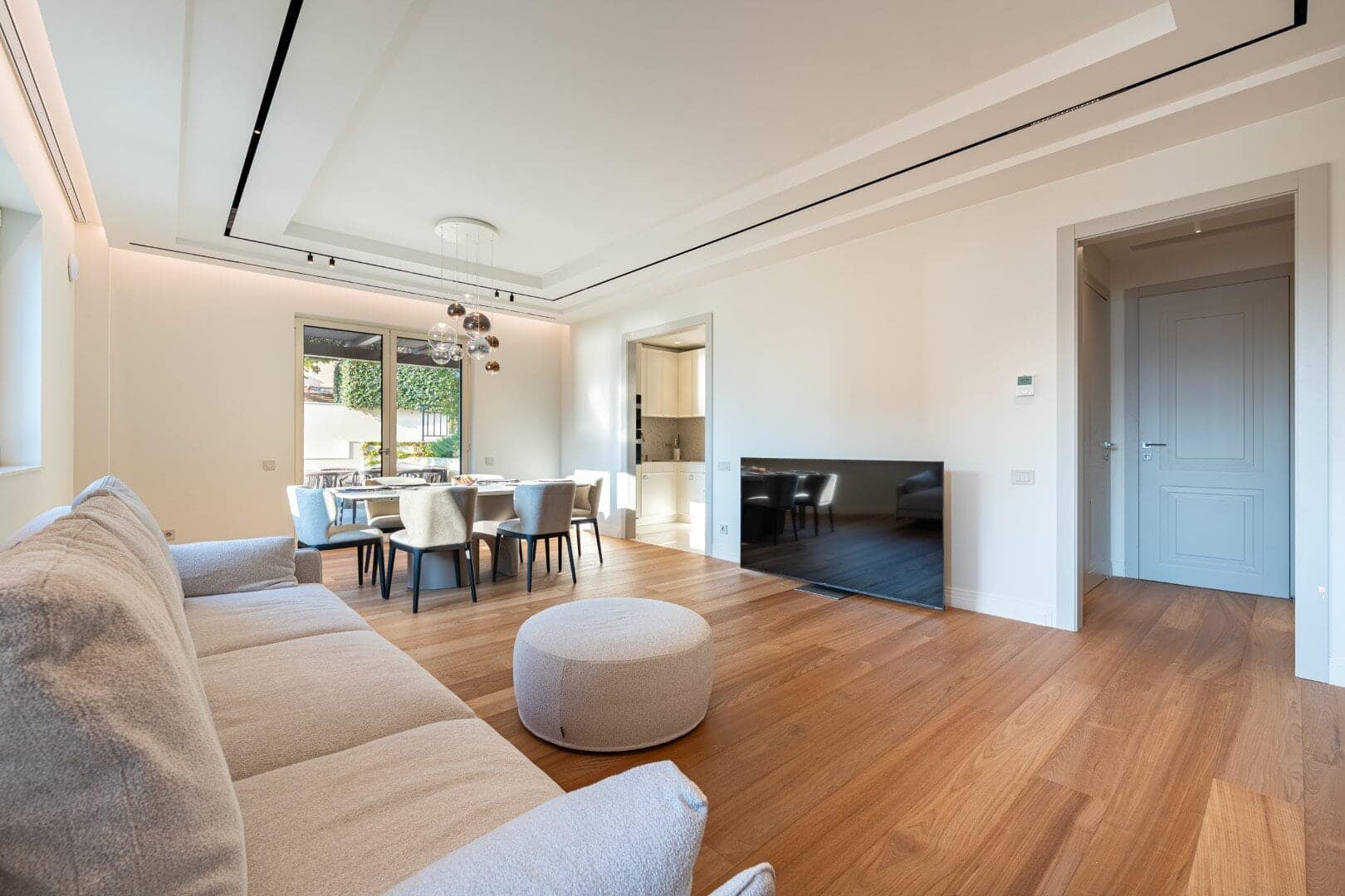 Three-room penthouse with direct access to the rooftop pool in the Zeta building, Porto Montenegro (5)