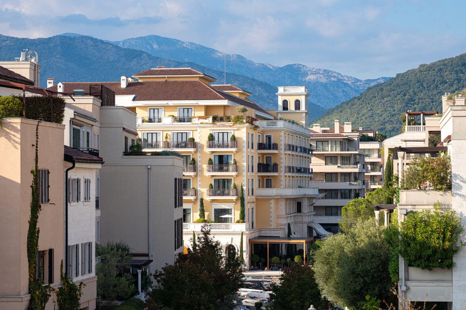 Three-room penthouse with direct access to the rooftop pool in the Zeta building, Porto Montenegro (11)