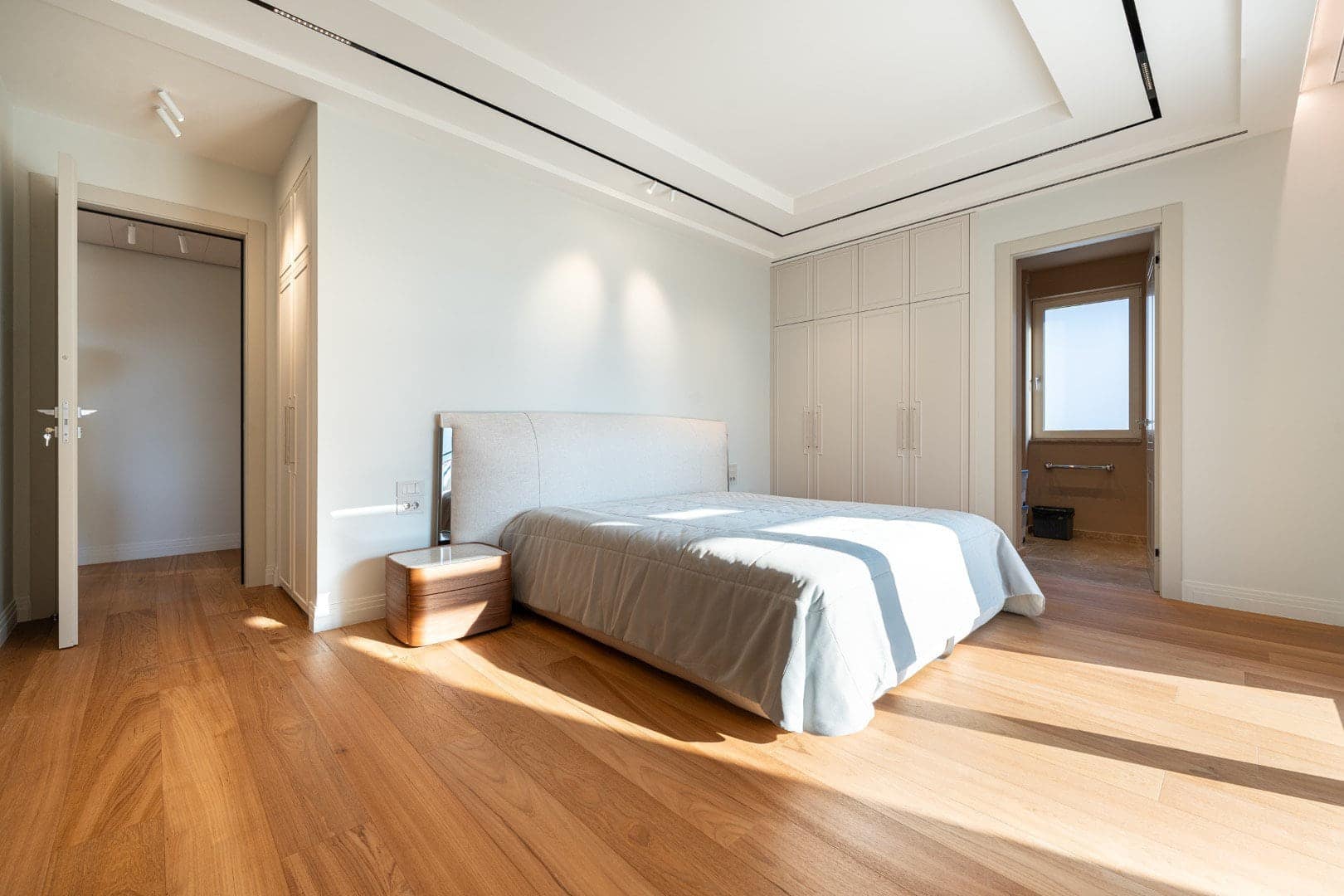 Three-room penthouse with direct access to the rooftop pool in the Zeta building, Porto Montenegro (15)