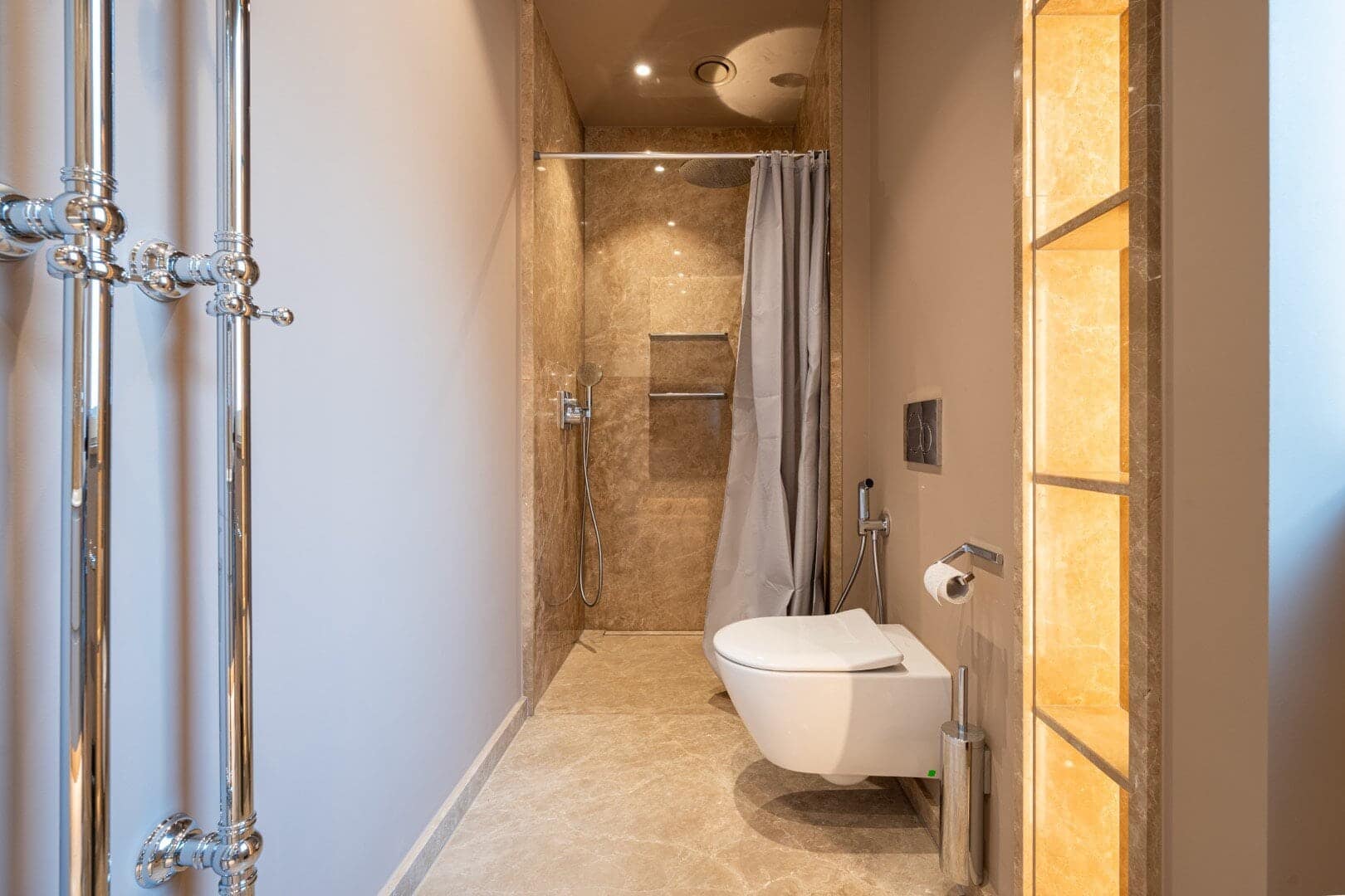 Three-room penthouse with direct access to the rooftop pool in the Zeta building, Porto Montenegro (16)