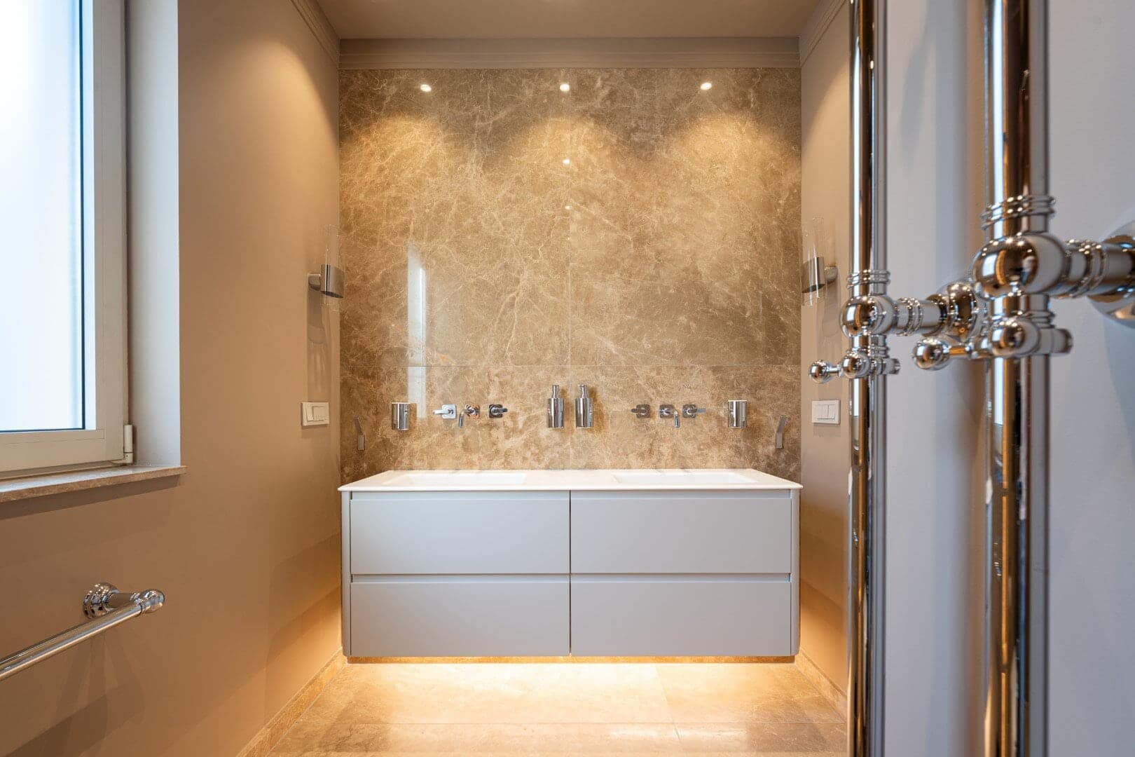 Three-room penthouse with direct access to the rooftop pool in the Zeta building, Porto Montenegro (17)