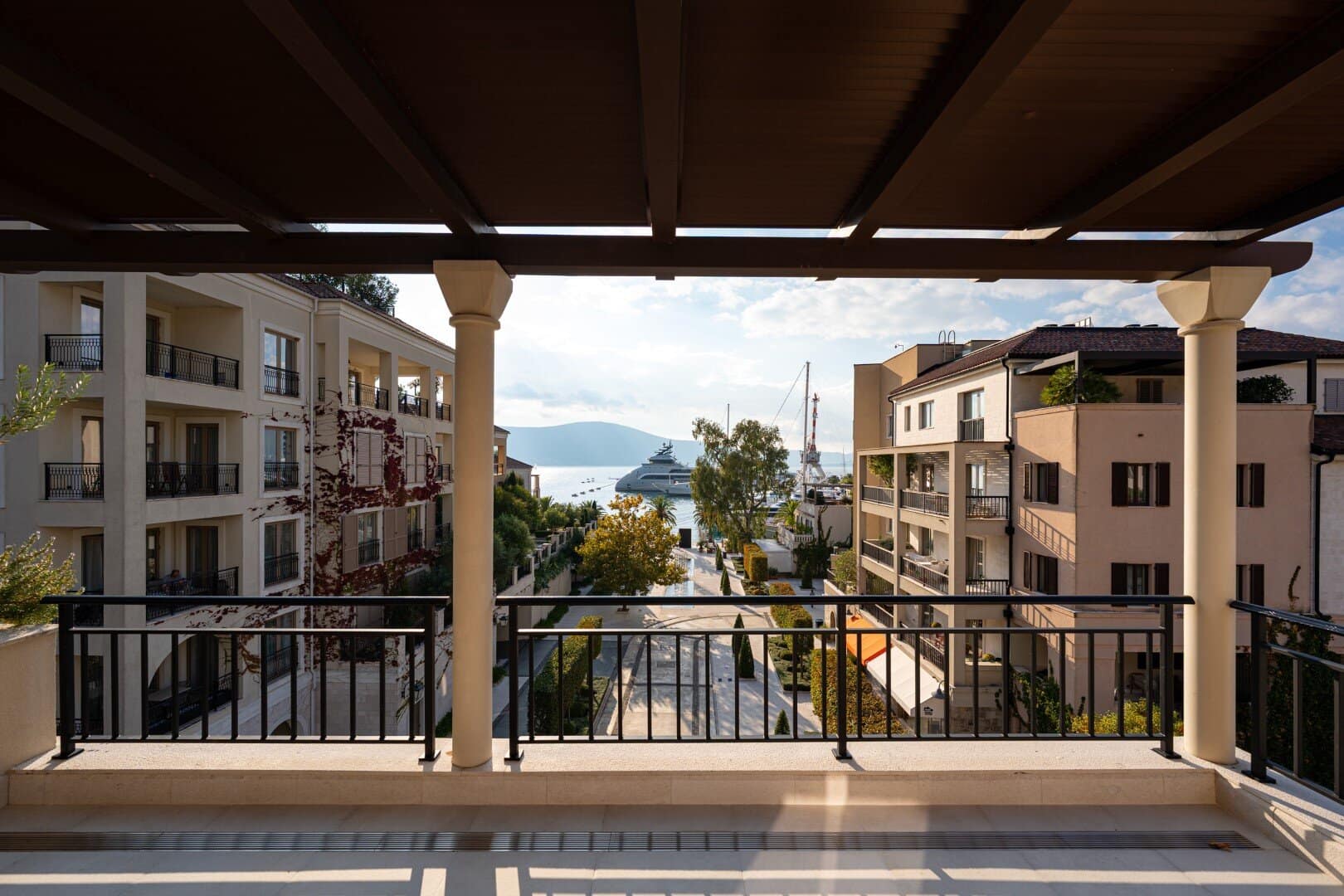 Three-room penthouse with direct access to the rooftop pool in the Zeta building, Porto Montenegro (18)