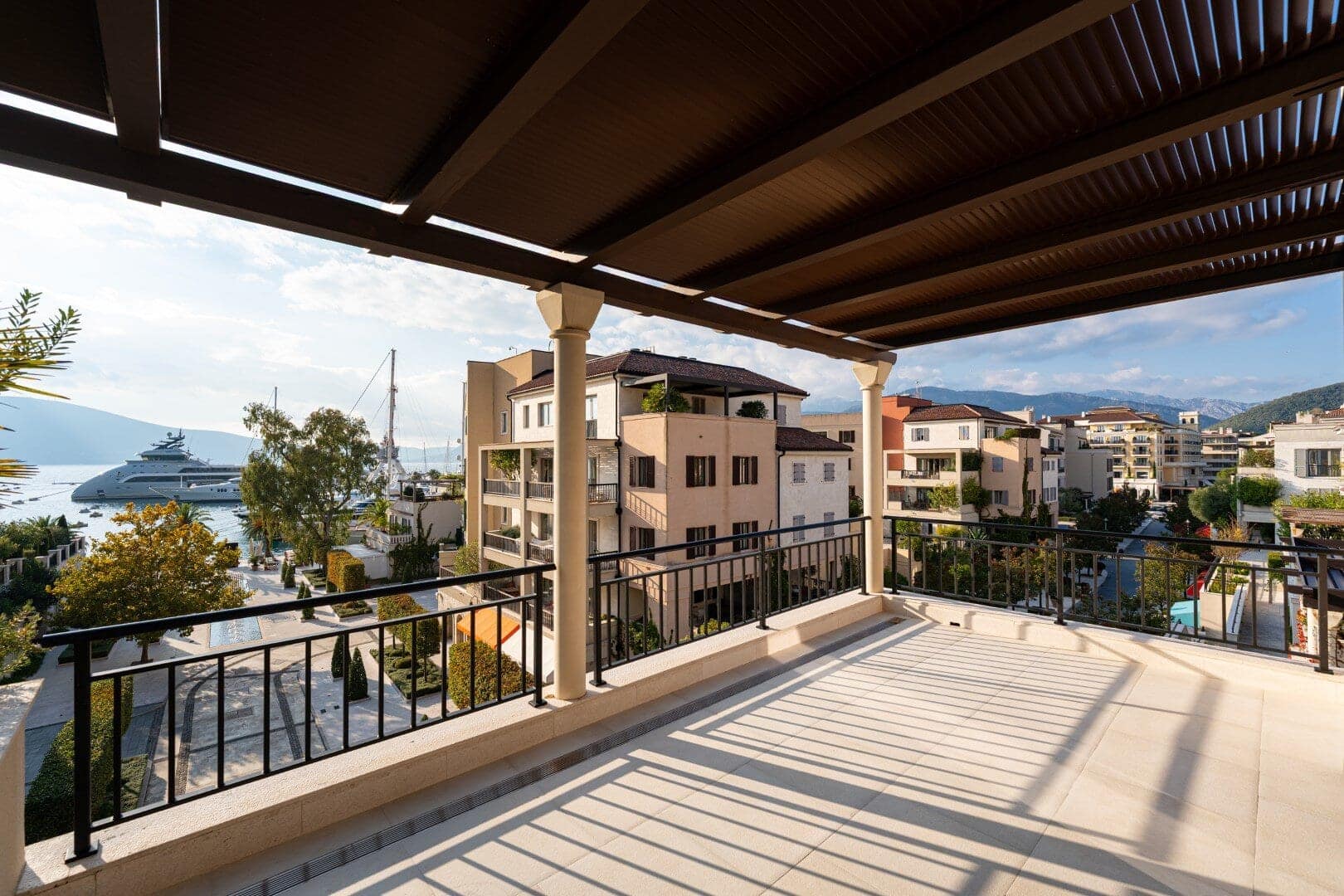 Three-room penthouse with direct access to the rooftop pool in the Zeta building, Porto Montenegro (19)