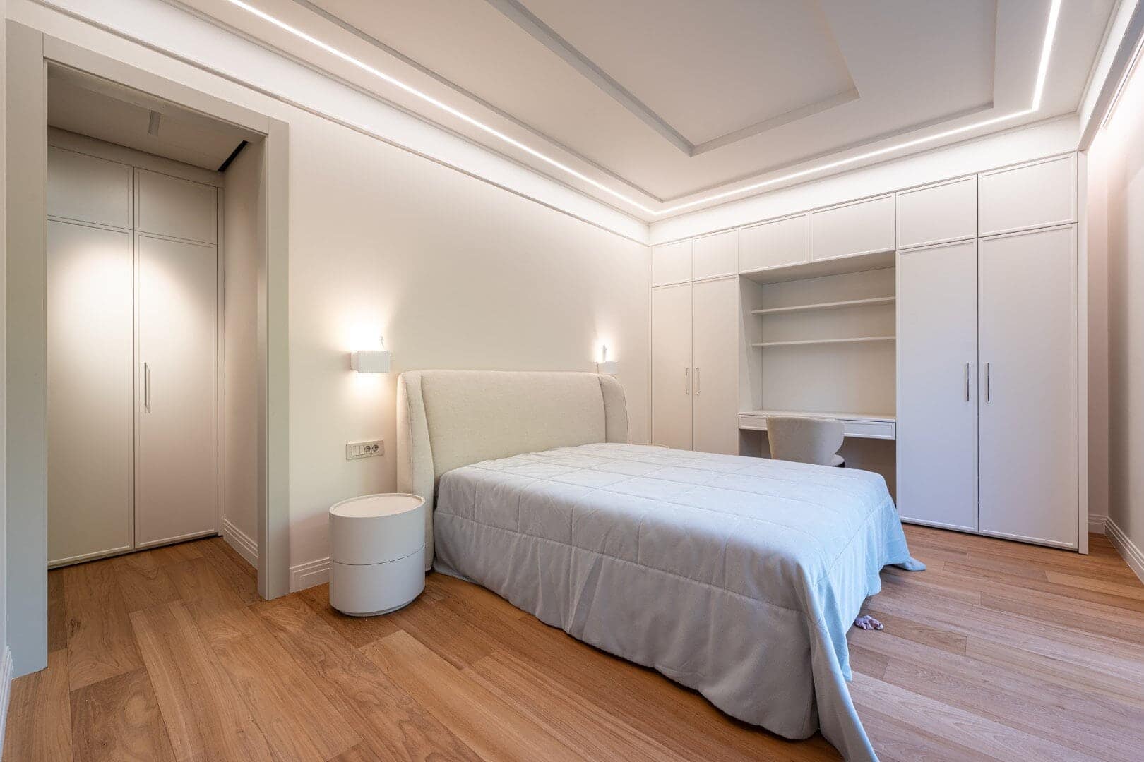 Three-room penthouse with direct access to the rooftop pool in the Zeta building, Porto Montenegro (21)