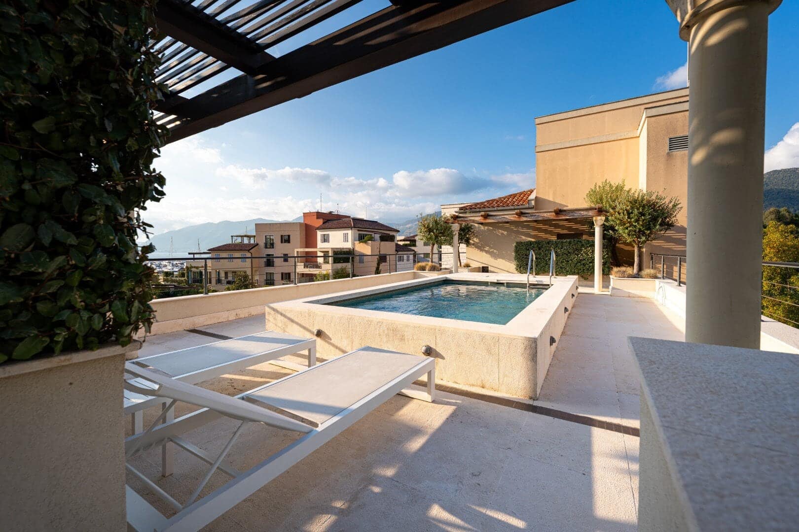 Three-room penthouse with direct access to the rooftop pool in the Zeta building, Porto Montenegro (24)
