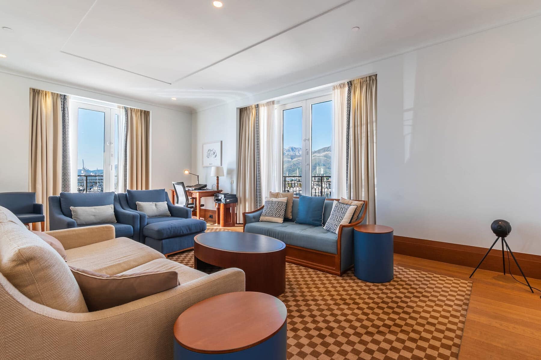 Exclusive Regent Waterfront Three-bedroom Apartment (2)