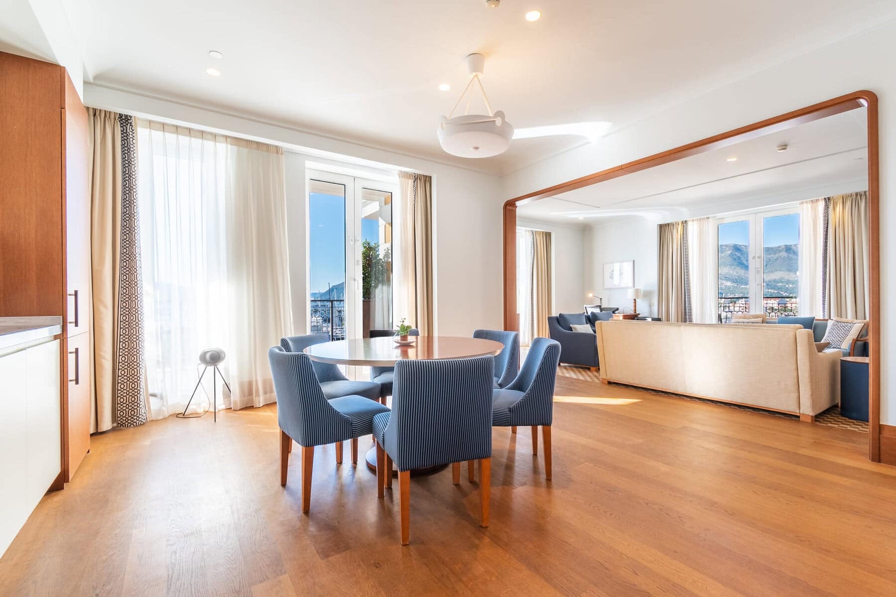Exclusive Regent Waterfront Three-bedroom Apartment (4)