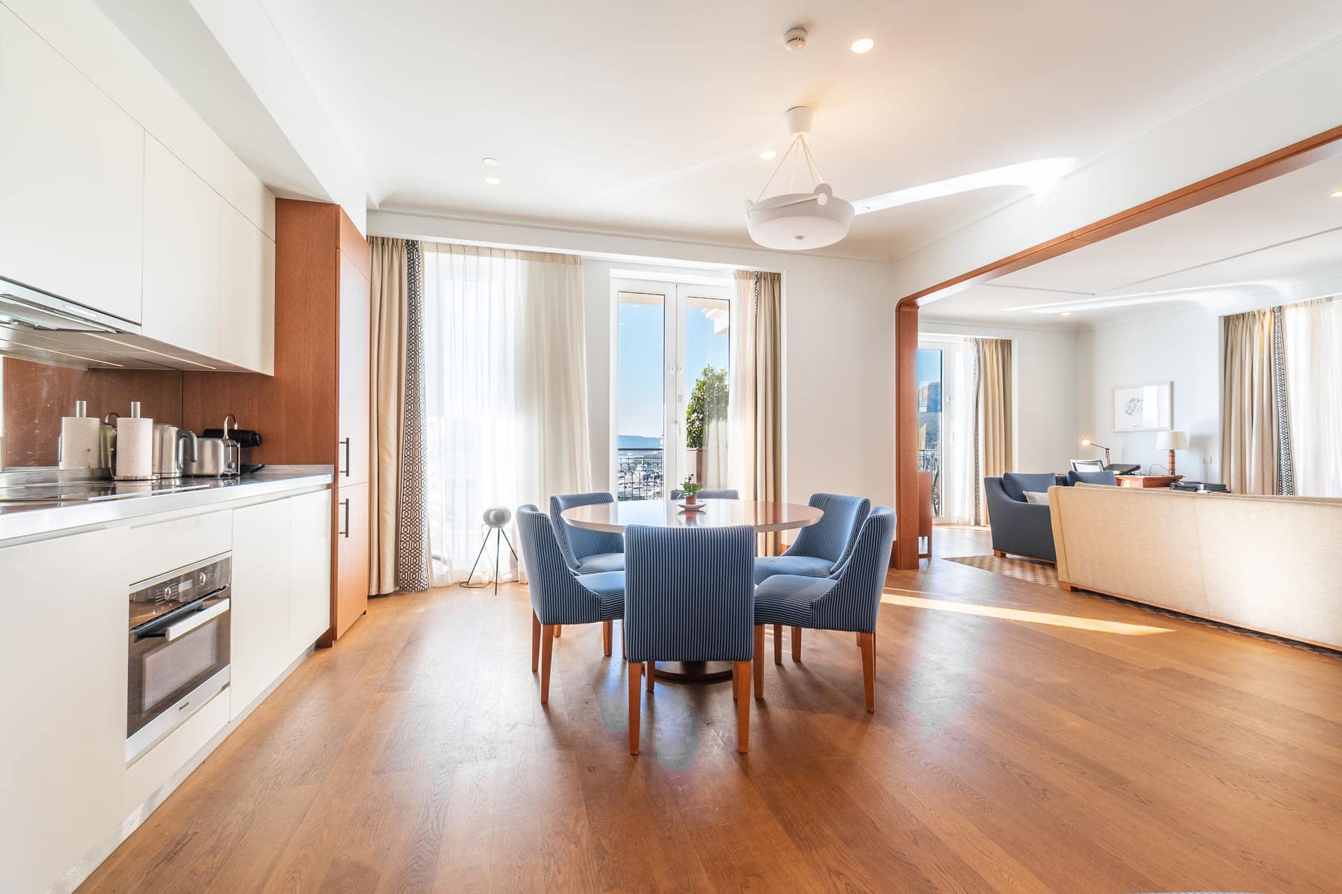 Exclusive Regent Waterfront Three-bedroom Apartment (5)