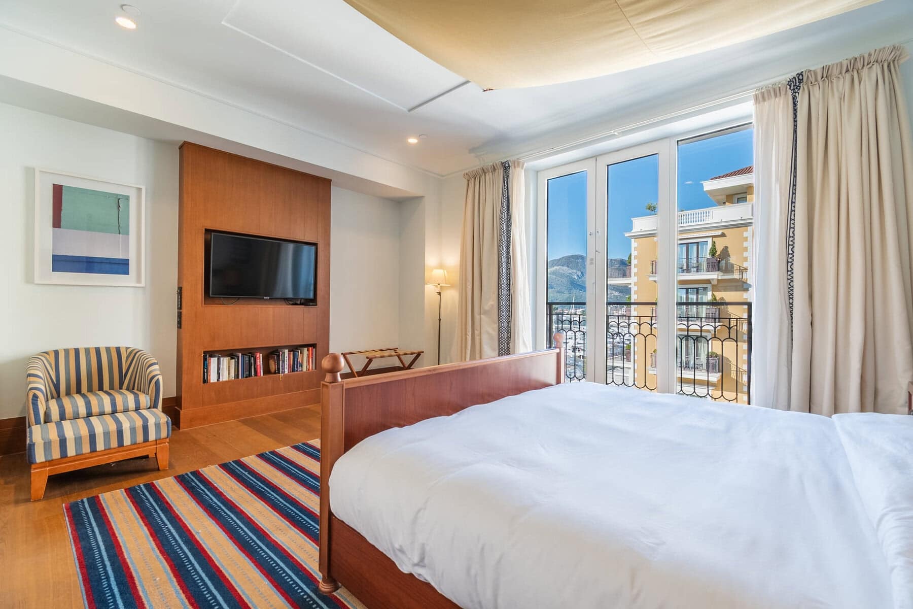 Exclusive Regent Waterfront Three-bedroom Apartment (6)