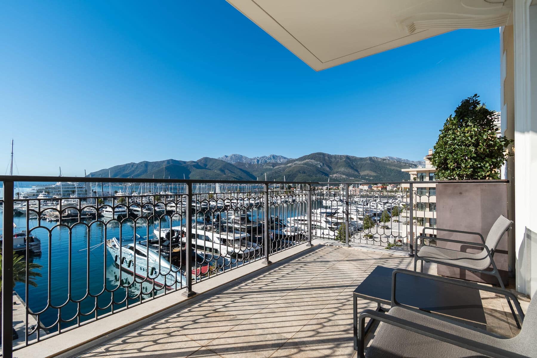 Exclusive Regent Waterfront Three-bedroom Apartment (9)