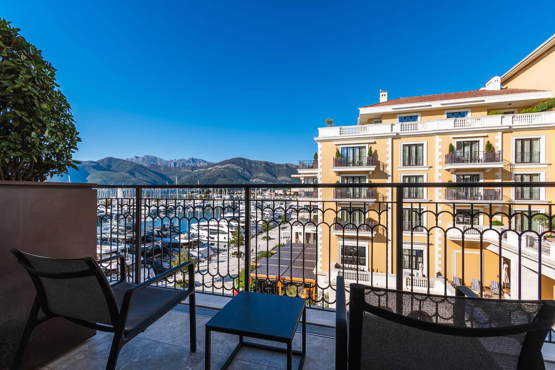 Exclusive Regent Waterfront Three-bedroom Apartment (14)