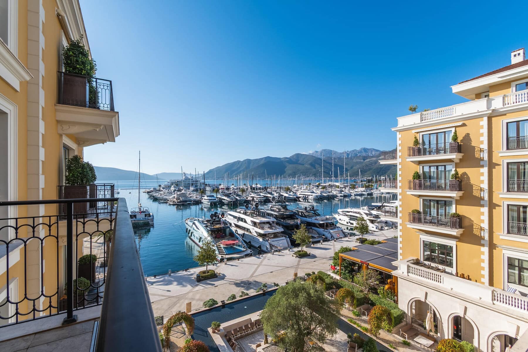 Exclusive Regent Waterfront Three-bedroom Apartment (15)