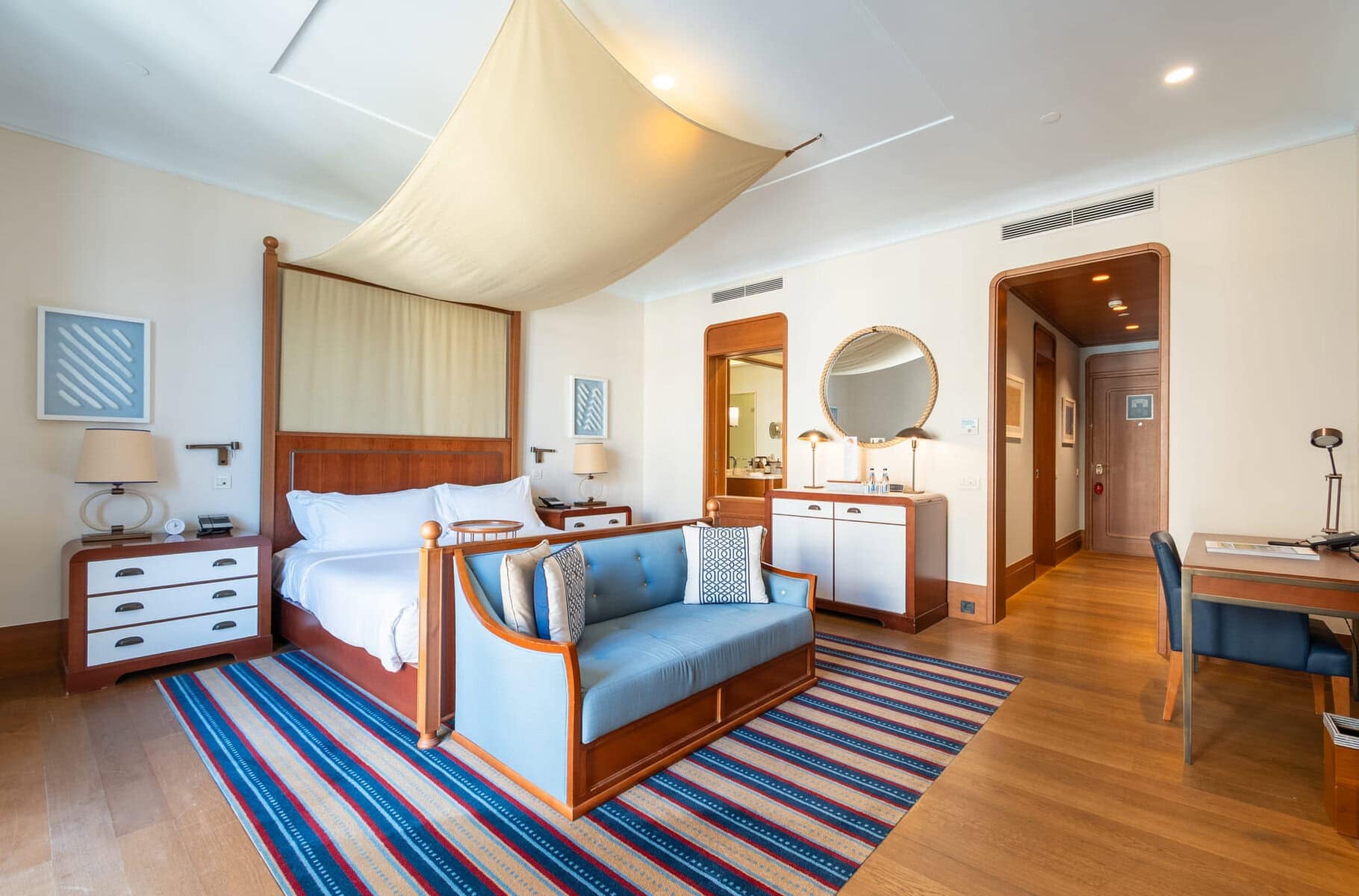 Exclusive Regent Waterfront Three-bedroom Apartment (16)