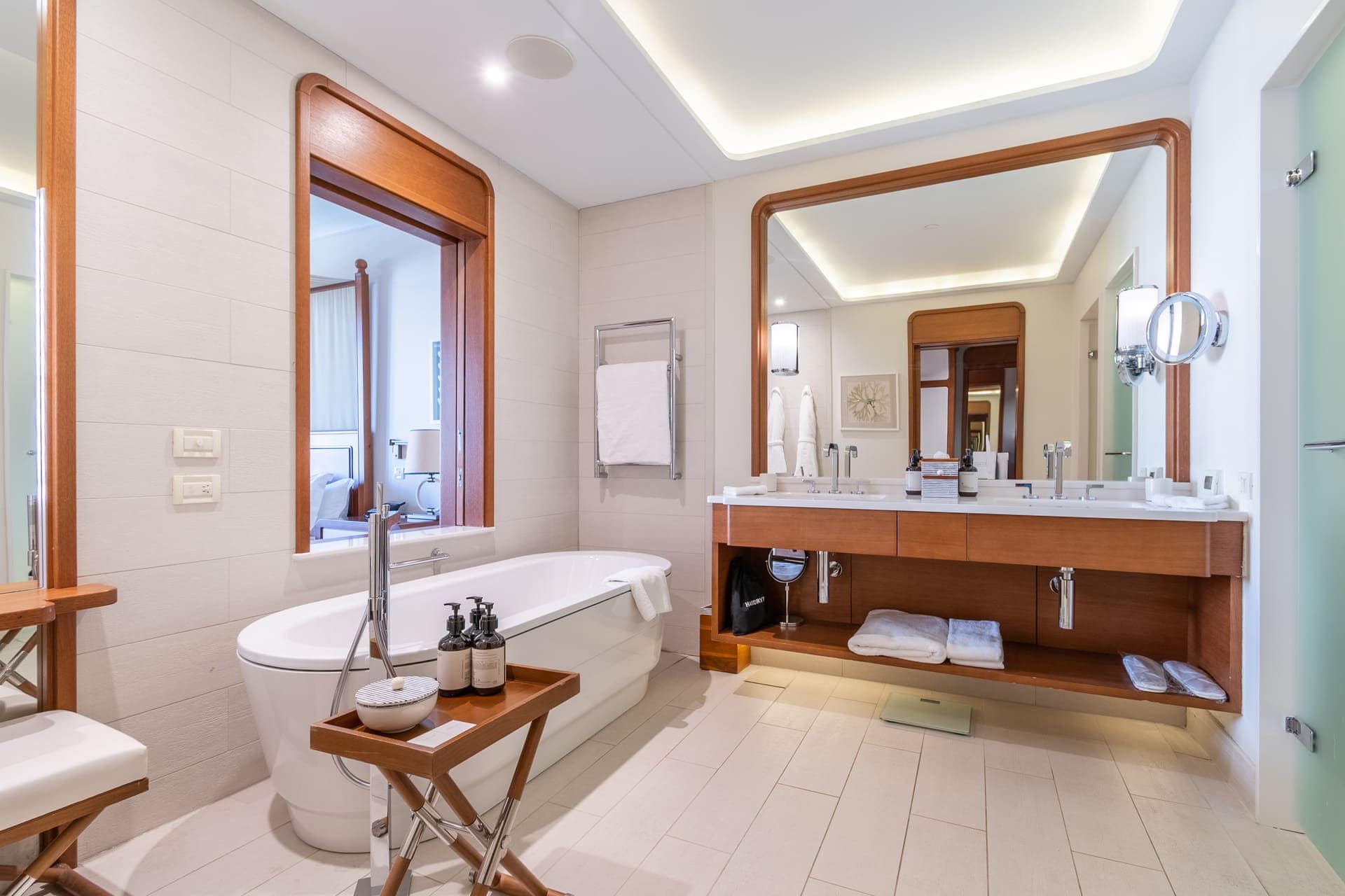 Exclusive Regent Waterfront Three-bedroom Apartment (18)