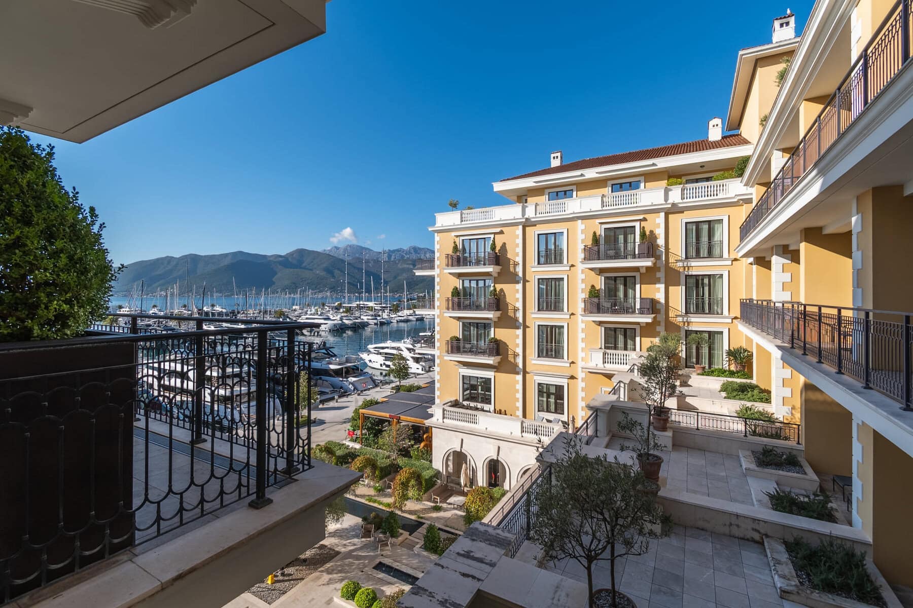 Exclusive Regent Waterfront Three-bedroom Apartment (19)