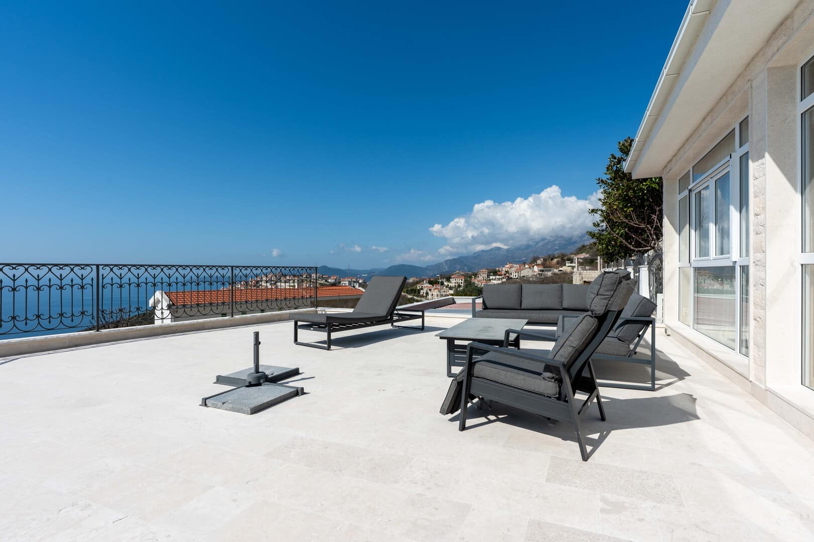 Exclusive residential villa with panoramic sea view, Budva, Blizikuće (35)