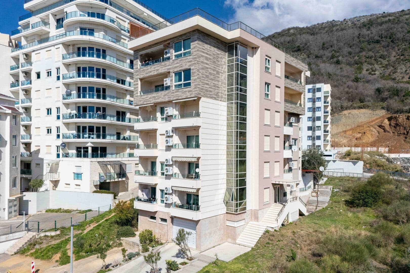 Three Bedroom Apartment with Open Sea View, Bečići, Budva (21)