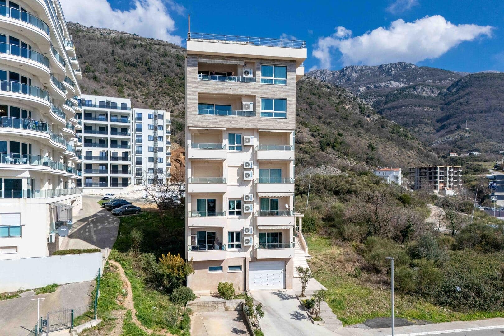 Three Bedroom Apartment with Open Sea View, Bečići, Budva (22)