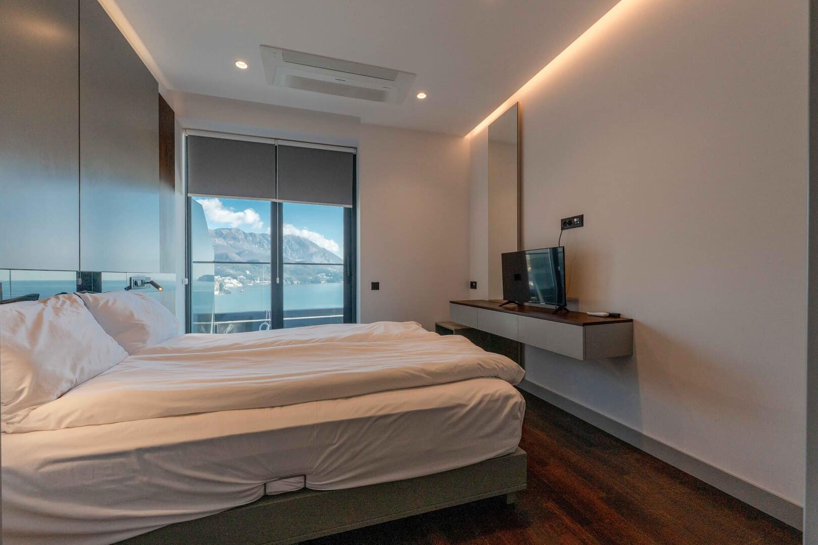 Modern Two-Bedroom Apartment with Panoramic Sea View, Budva, Bečići (12)