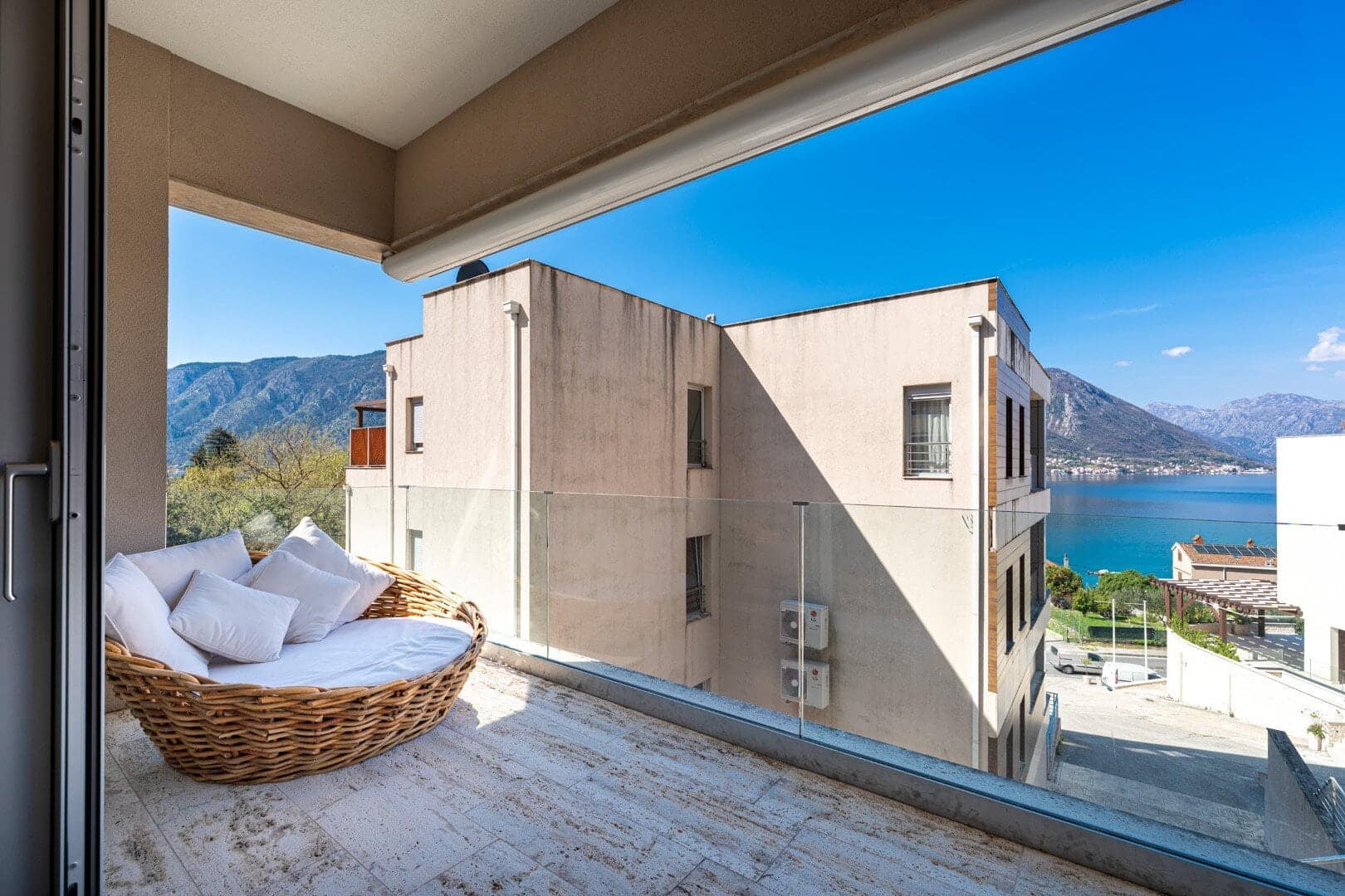 Two-Bedroom Furnished Apartment with Sea View Dobrota, Kotor (10)