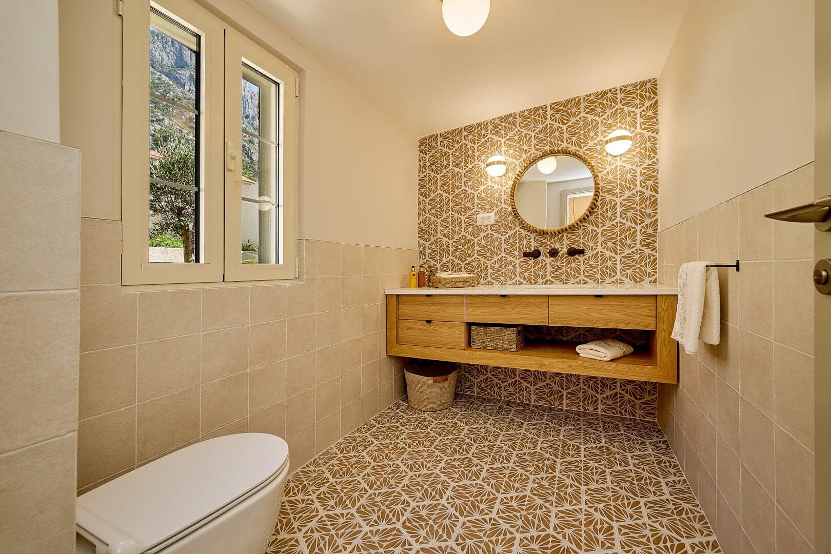 Three-bedroom family house Dobrota, Kotor (13)