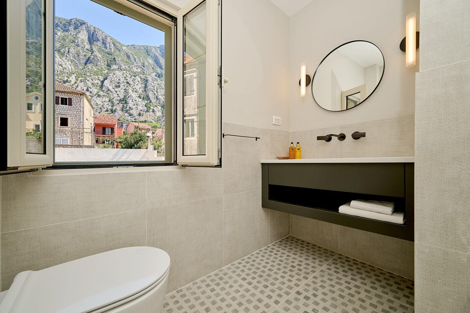 Three-bedroom family house Dobrota, Kotor (23)