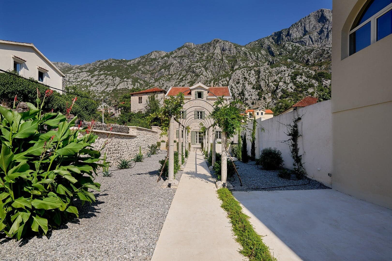 Three-bedroom family house Dobrota, Kotor (36)