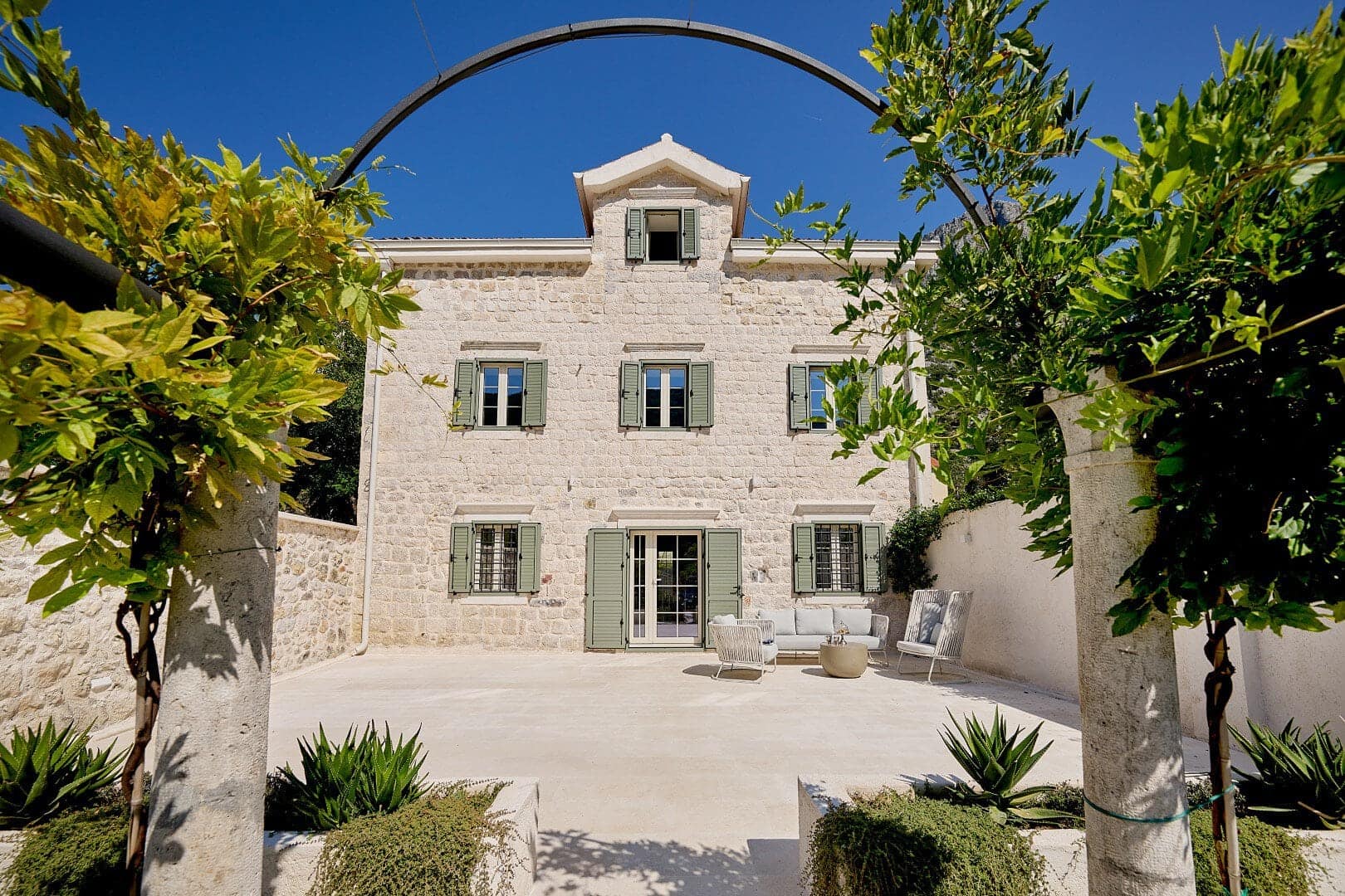 Three-bedroom family house Dobrota, Kotor (39)