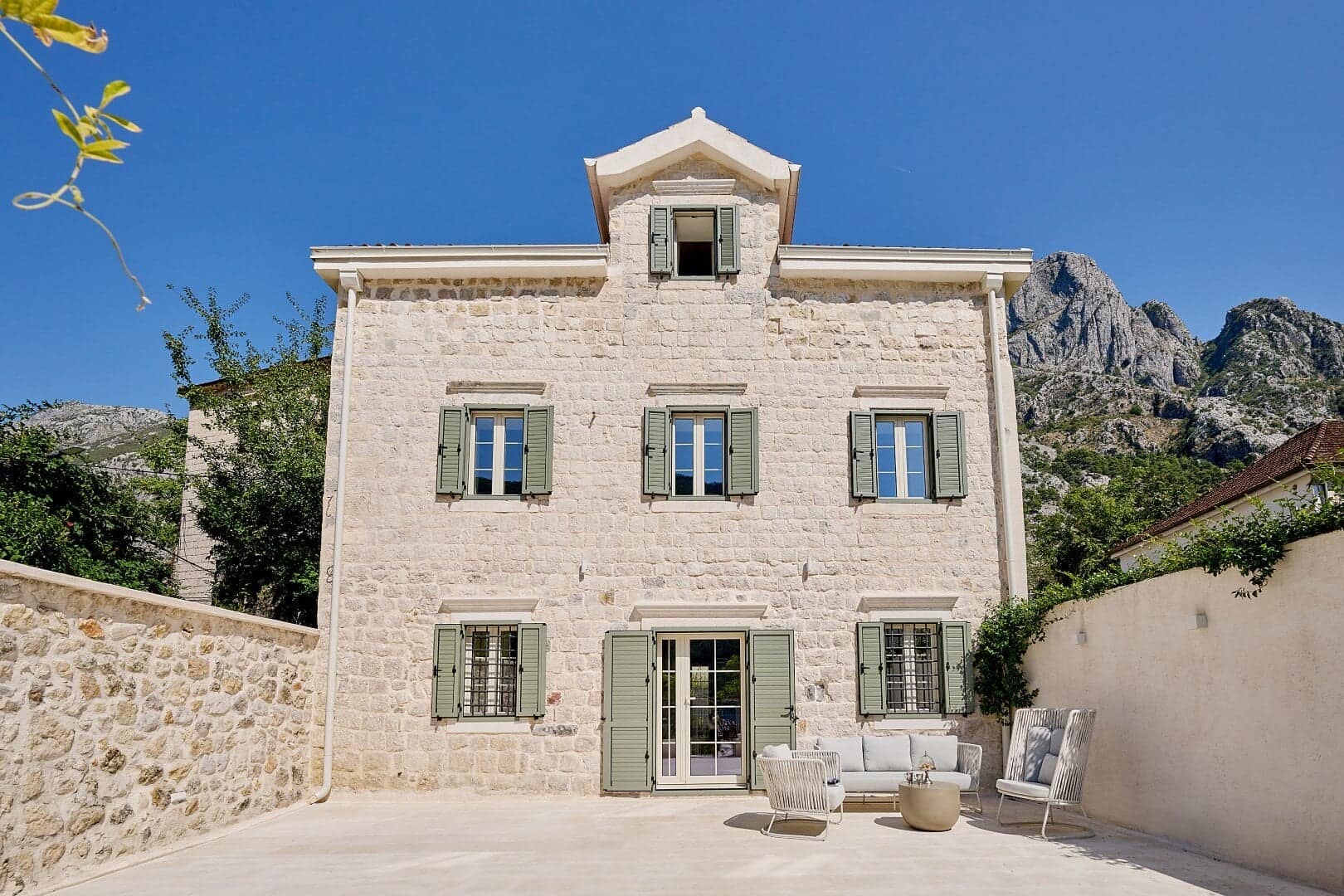 Three-bedroom family house Dobrota, Kotor (40)