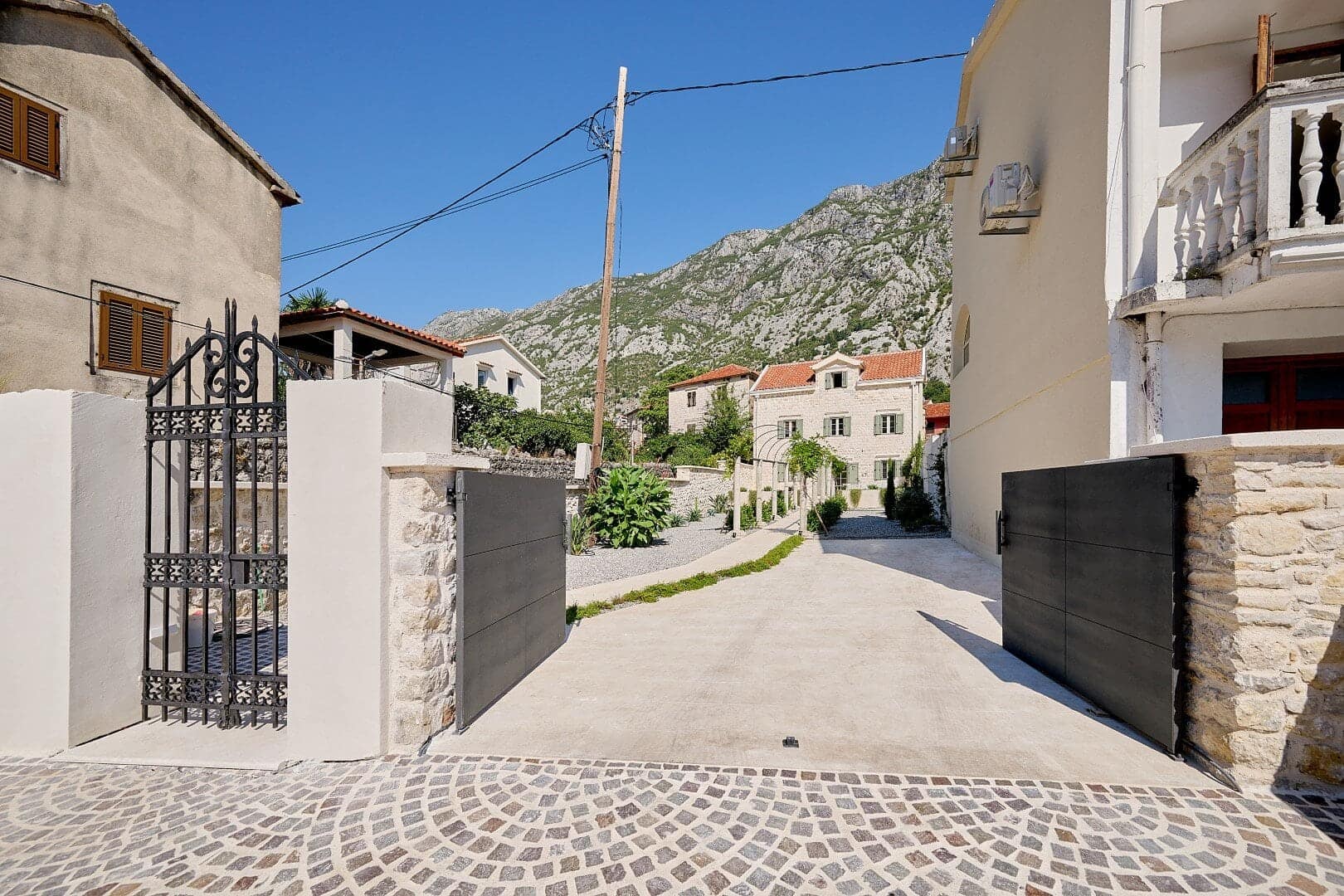 Three-bedroom family house Dobrota, Kotor (43)