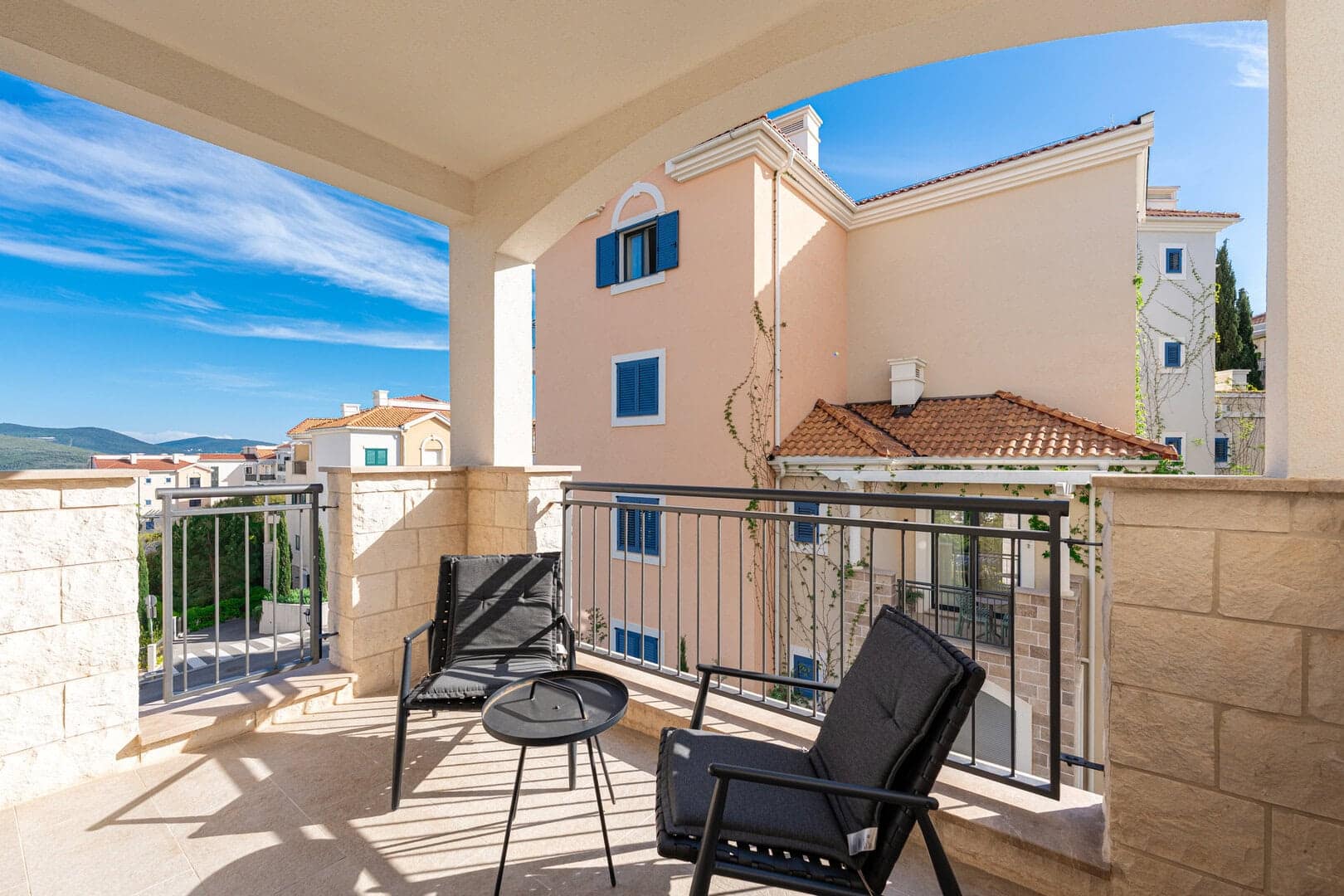 Elegant Two Bedroom Apartment with Terrace in Centrale, Luštica Bay (8)