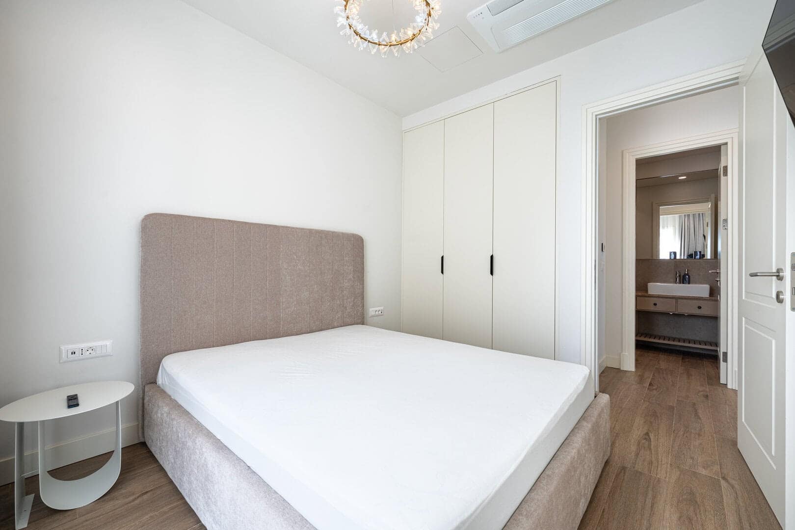Elegant Two Bedroom Apartment with Terrace in Centrale, Luštica Bay (10)