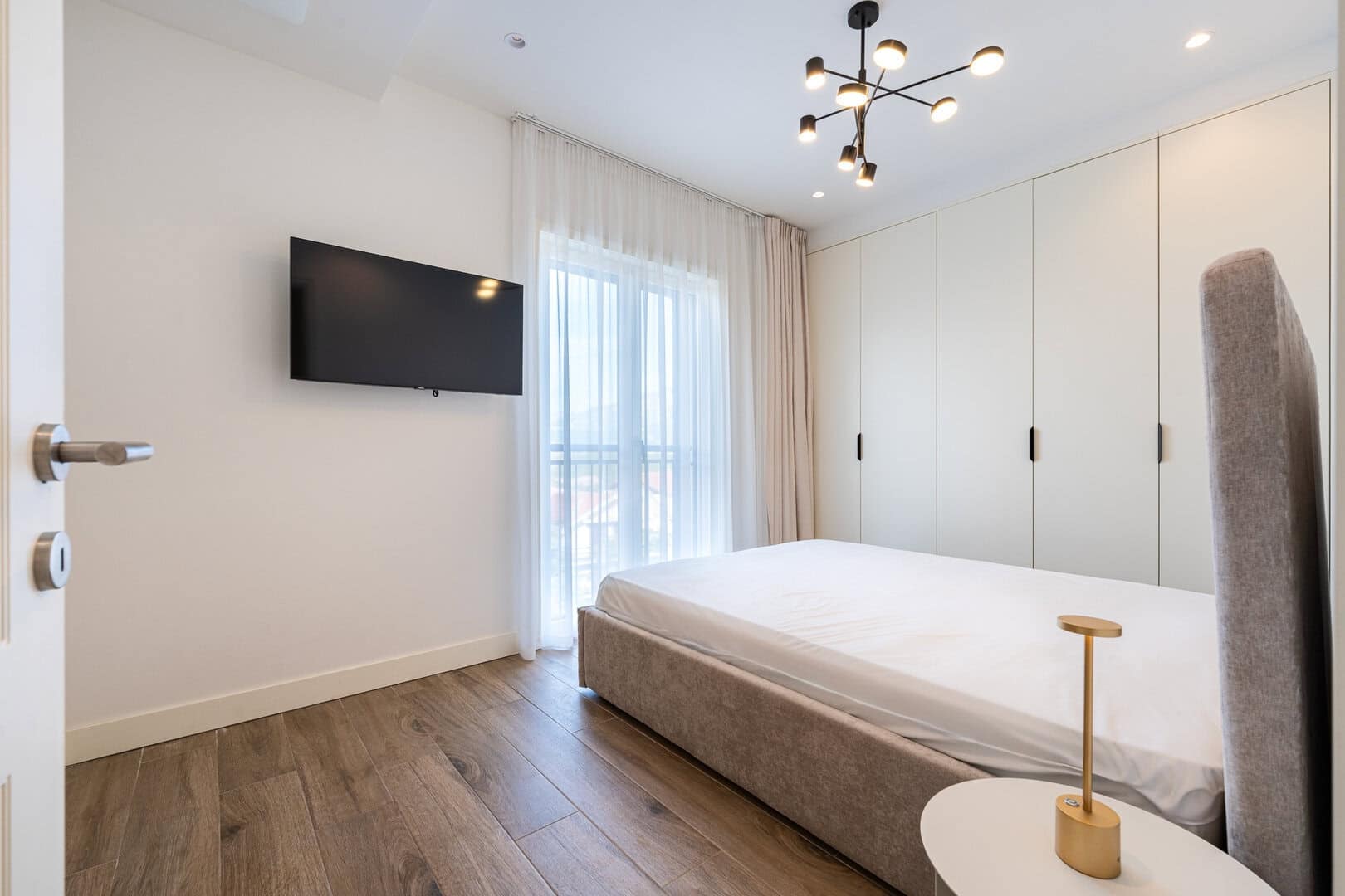 Elegant Two Bedroom Apartment with Terrace in Centrale, Luštica Bay (13)