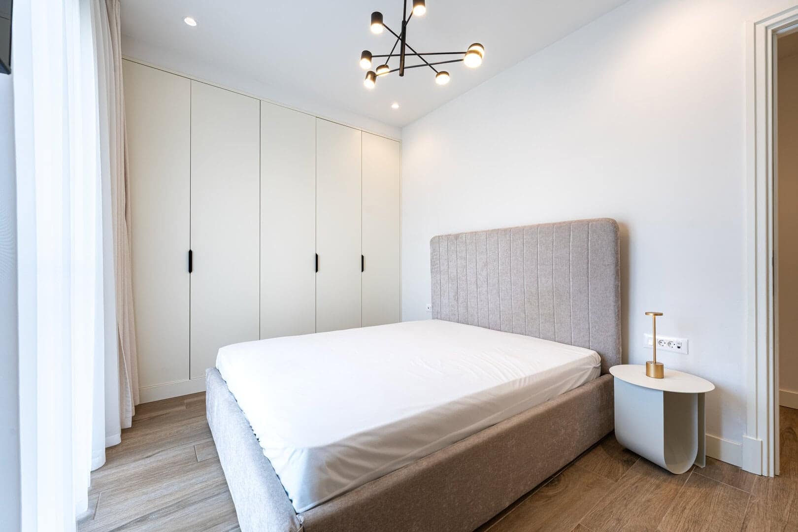 Elegant Two Bedroom Apartment with Terrace in Centrale, Luštica Bay (14)