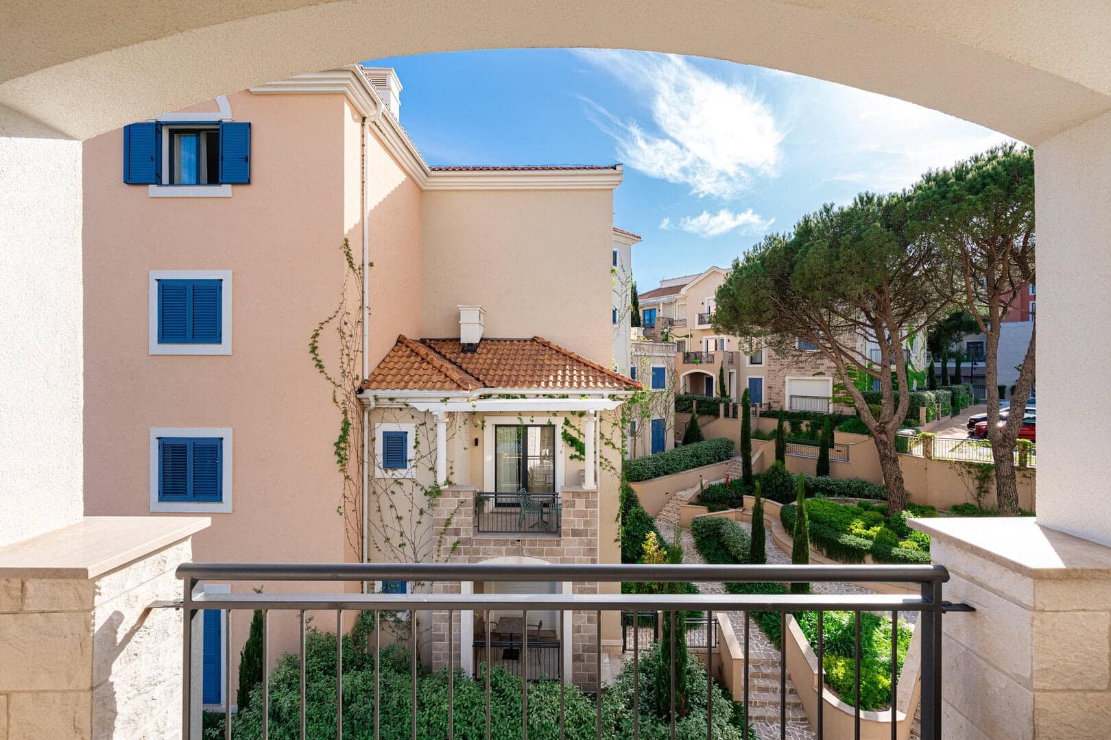 Elegant Two Bedroom Apartment with Terrace in Centrale, Luštica Bay (16)