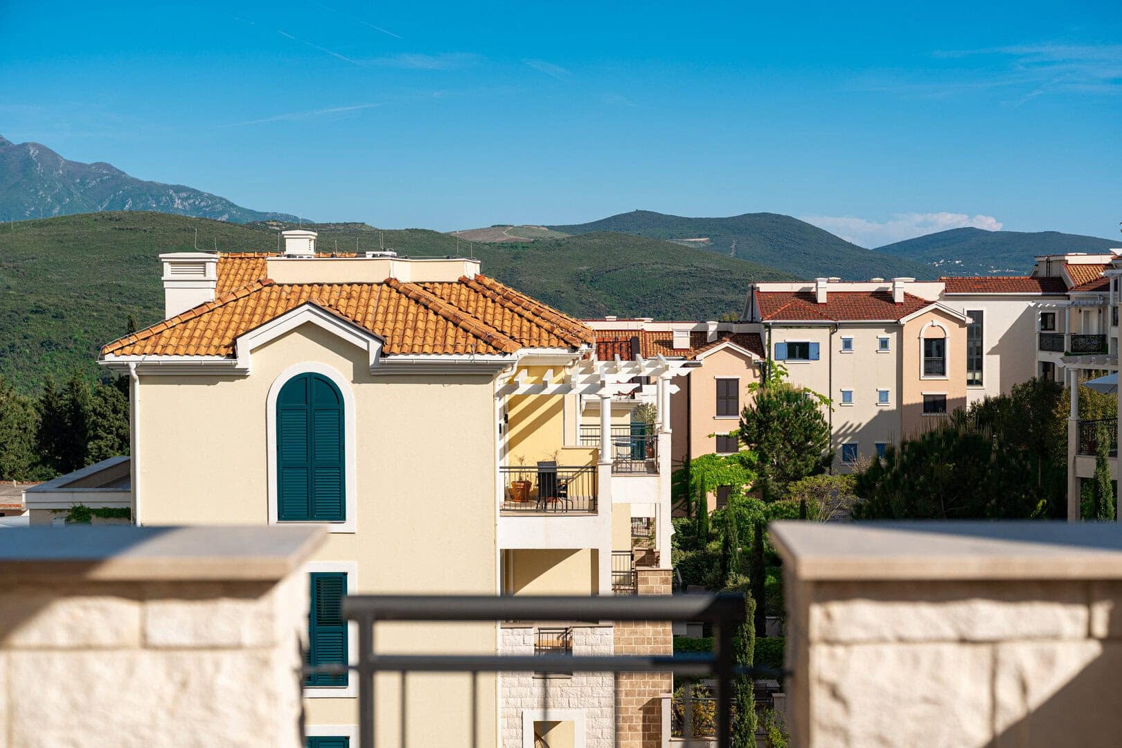 Elegant Two Bedroom Apartment with Terrace in Centrale, Luštica Bay (17)