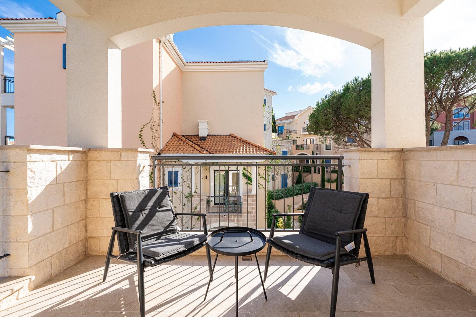 Elegant Two Bedroom Apartment with Terrace in Centrale, Luštica Bay (18)