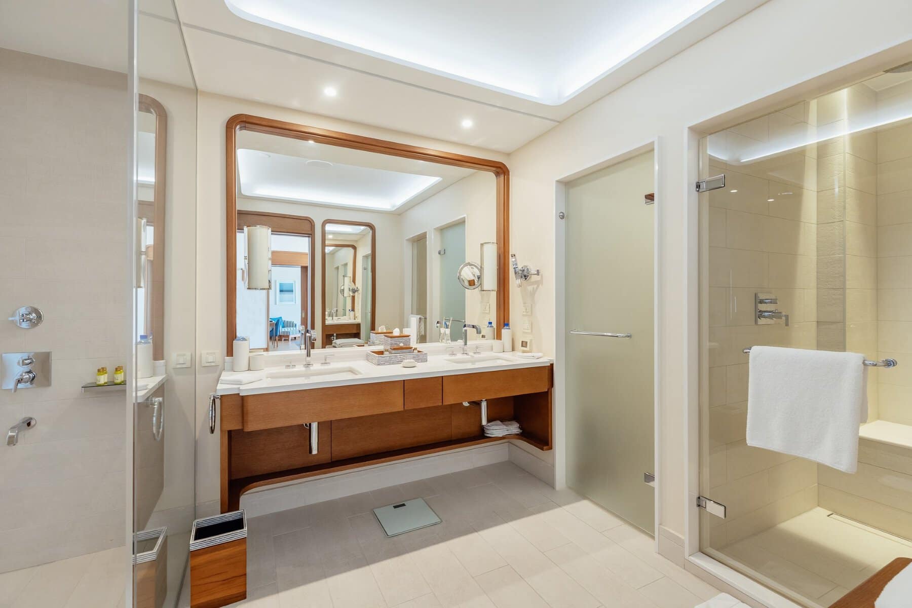 Signature Regent Penthouse with panoramic views, Porto Montenegro (17)