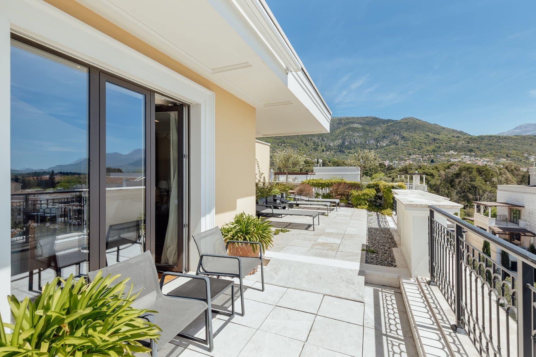 Signature Regent Penthouse with panoramic views, Porto Montenegro (20)