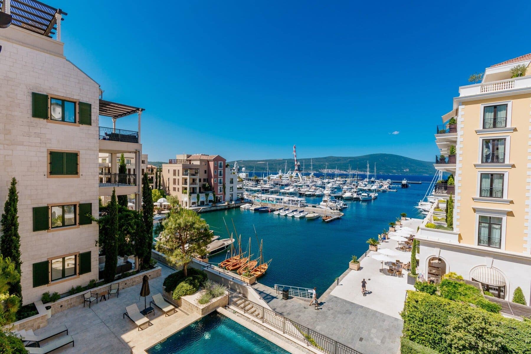 Four-bedroom apartment with open sea view, Tara building, Porto Montenegro (17)