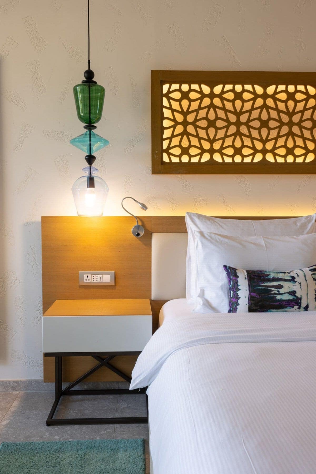Serviced studio apartment with sea and promenade view, Chedi hotel, Lustica Bay (5)
