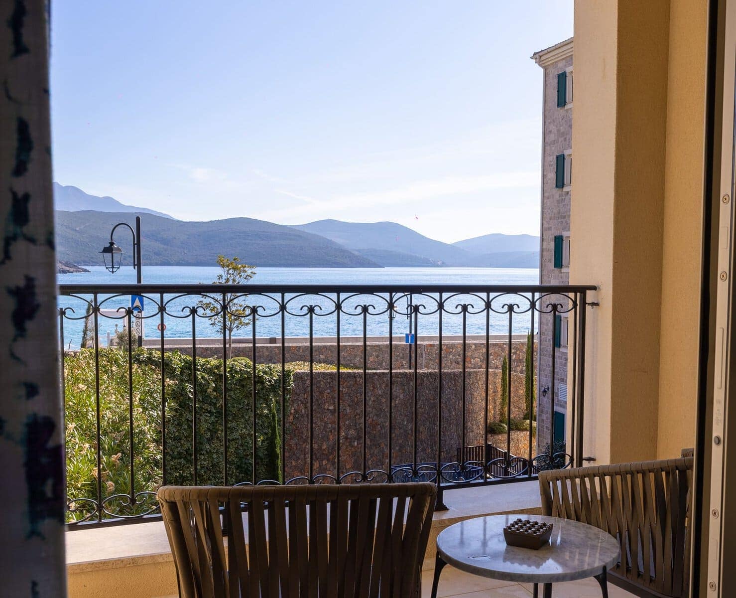 Serviced studio apartment with sea and promenade view, Chedi hotel, Lustica Bay (7)