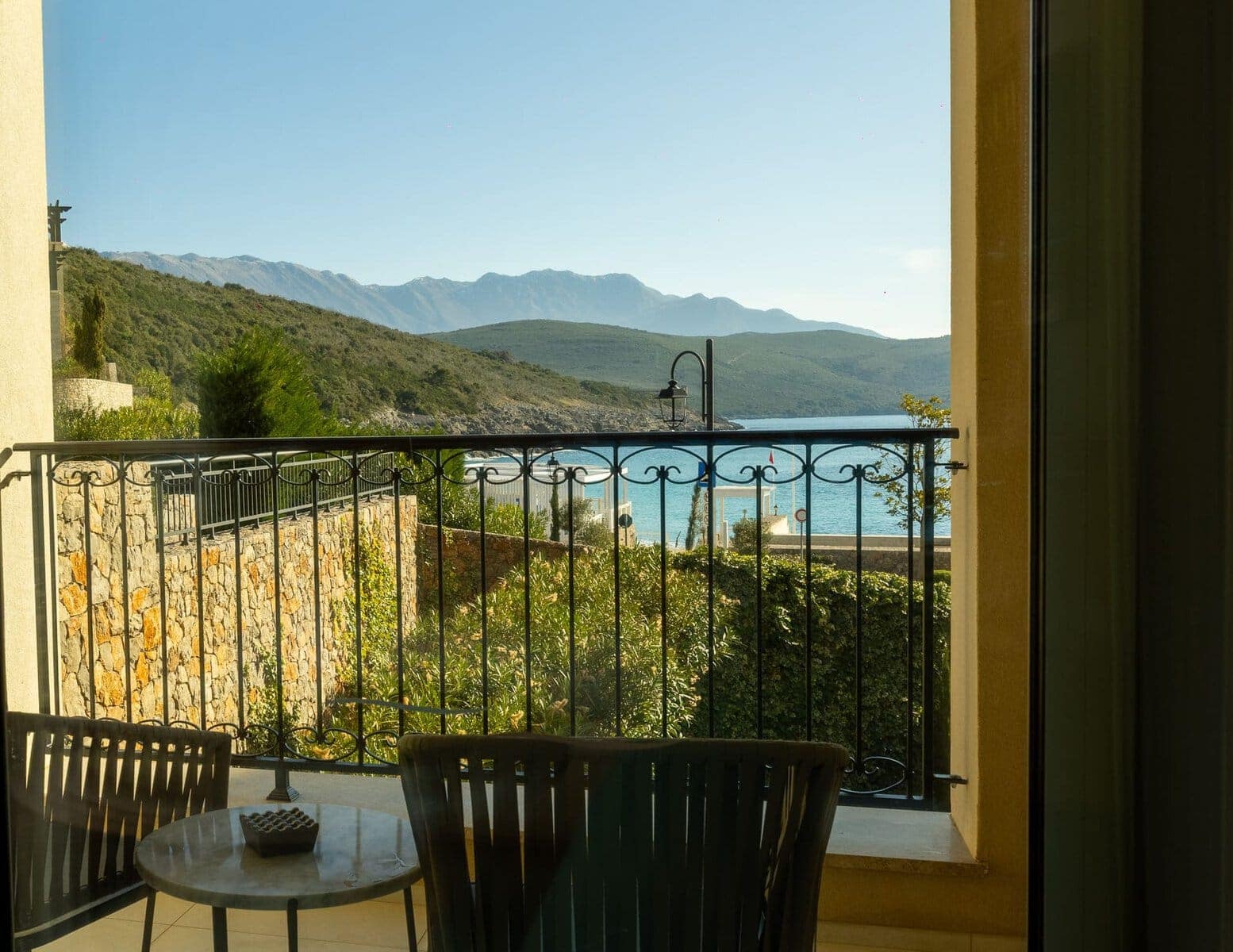 Serviced studio apartment with sea and promenade view, Chedi hotel, Lustica Bay (9)