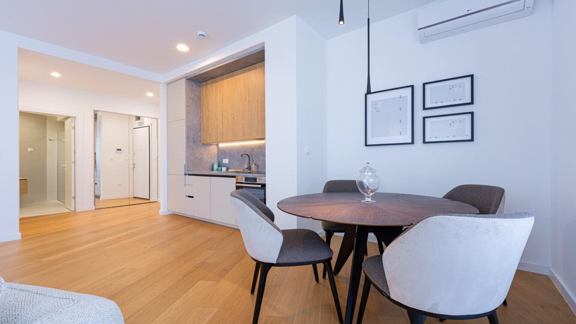 Modern One-bedroom apartment with panoramic sea view in Bečići (8)