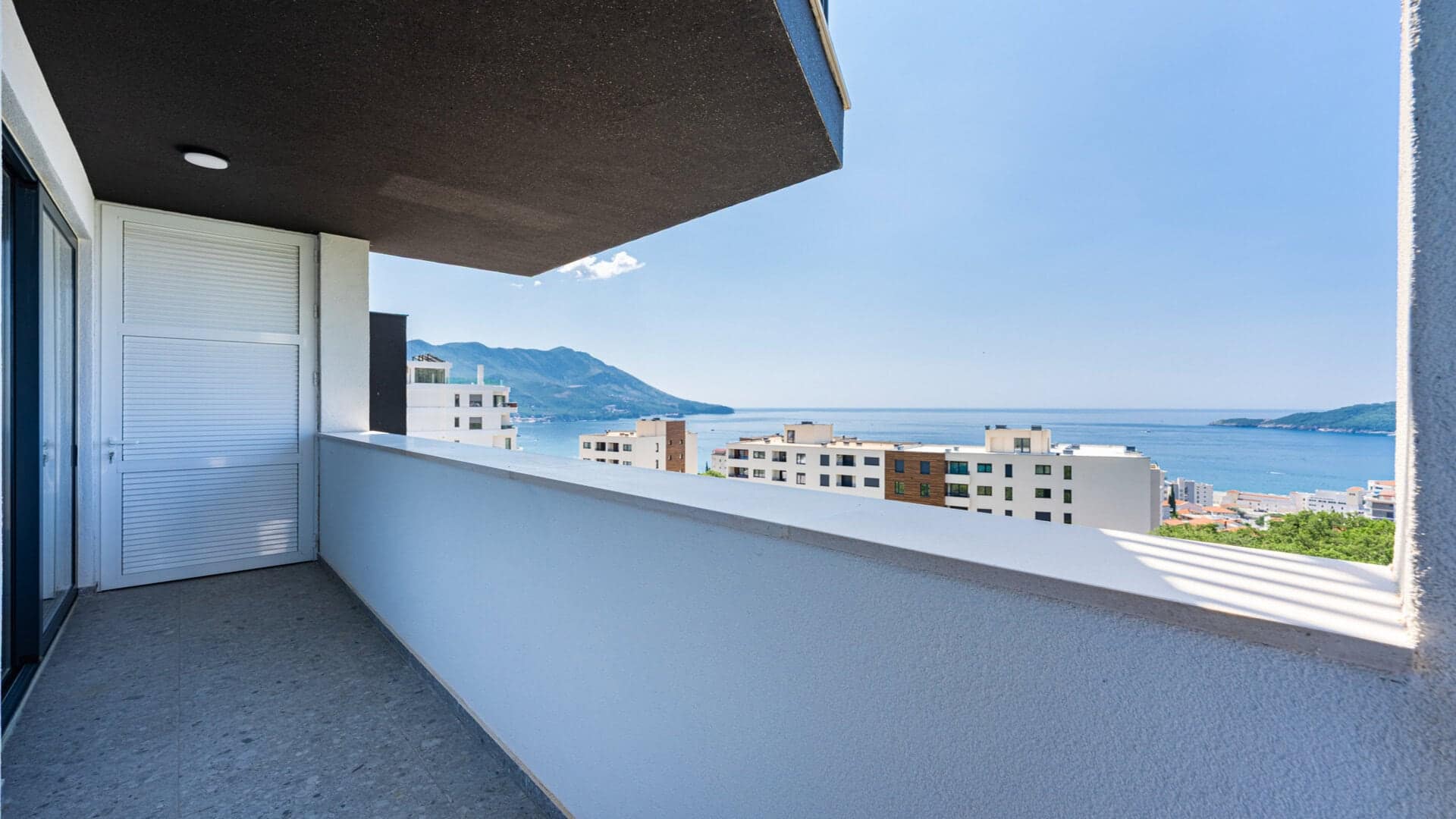 Modern One-bedroom apartment with panoramic sea view in Bečići (15)