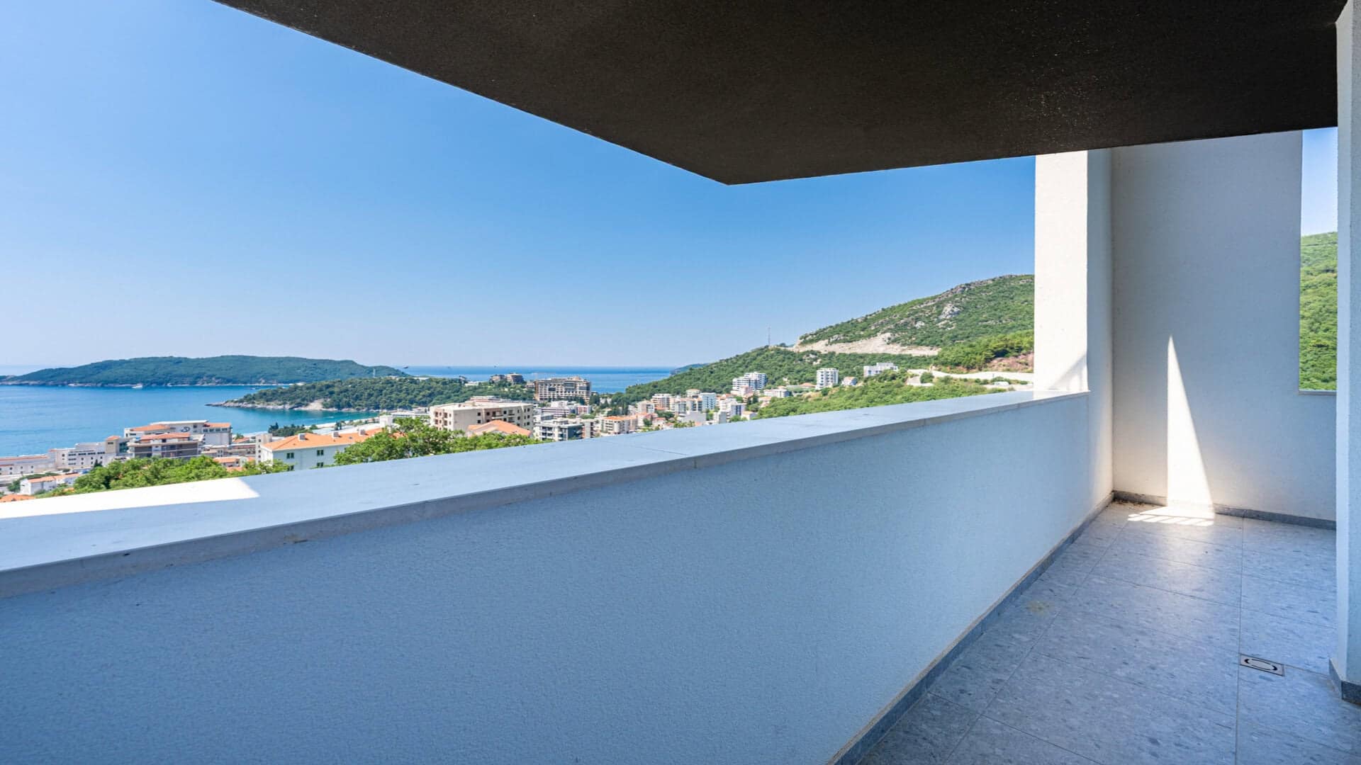 Modern One-bedroom apartment with panoramic sea view in Bečići (16)
