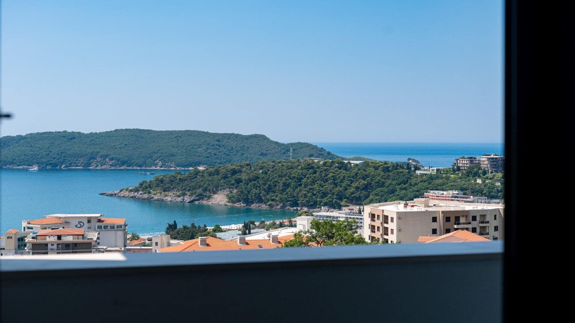 Modern One-bedroom apartment with panoramic sea view in Bečići (19)