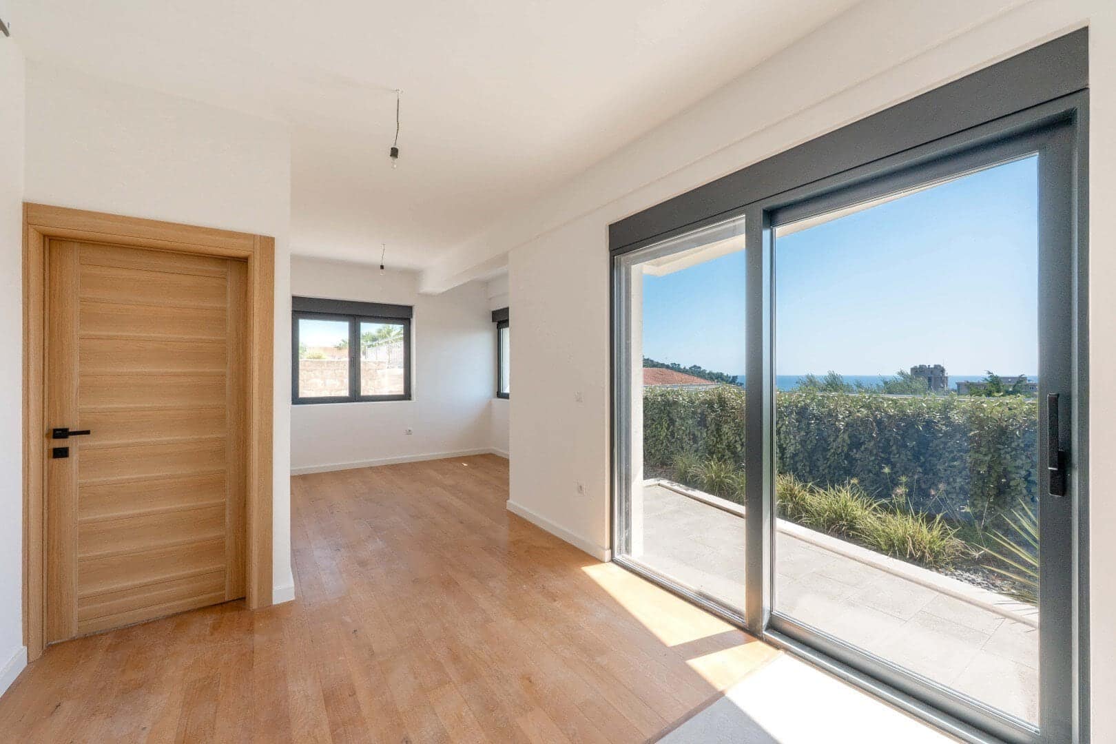 One-Bedroom Apartment in a Residential Complex with Swimming Pool, Petrovac, Budva (5)