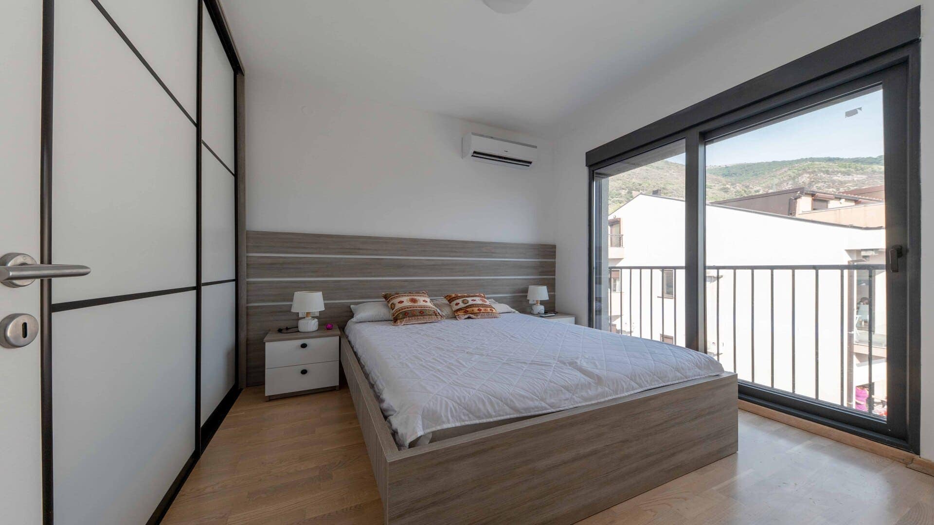 Spacious Two-bedroom Apartment with Sea view Mazina (15)