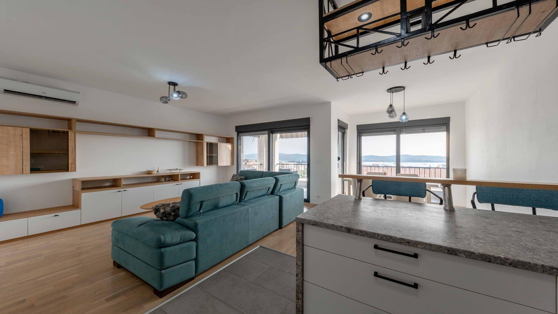 Spacious Two-bedroom Apartment with Sea view Mazina (9)